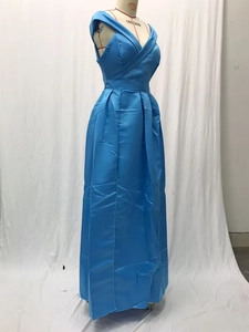 Detail eines eleganten V-Ausschnitt-Satinkleids mit blauem Stoff und plissiertem Taillendesign