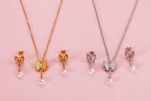 Detailansicht von Schmetterling Halskette und Ohrringen mit Kristallen in Gold und Silber