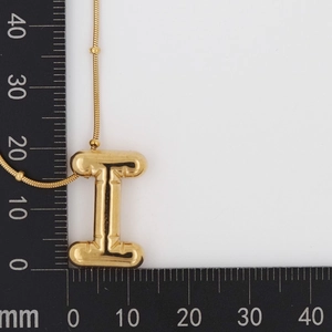 Detailed measurement of gold balloon letter I pendant necklace with polished mirror finish