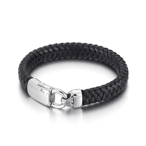 Bracelet pour hommes en cuir tressé noir avec fermoir en acier inoxydable poli sur fond blanc