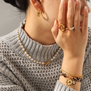 Damen Schmuckset mit Perlenkette und Sonnenblumen Armband an Model getragen