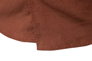 Dettaglio dell'orlo e della trama a coste su camicia in velluto rosso ruggine
