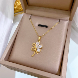 Nahaufnahme der goldenen Kleeblatt-Halskette mit Zirkonia in einer Schmuckschatulle