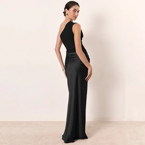 Détail de la vue arrière d'une robe longue en satin noir à une épaule avec fronces