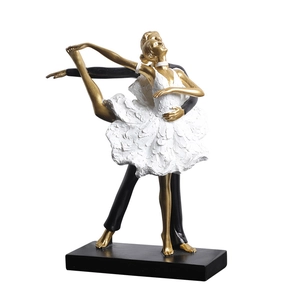 Scultura moderna in resina di coppia danzante in oro, bianco e nero su base nera lucida