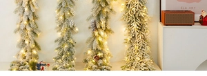 Détail de guirlande de Noël floquée avec pommes de pin et lumières LED blanc chaud