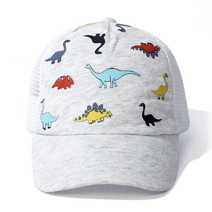 Vista dettagliata del cappellino grigio per bambini con simpatiche stampe di dinosauri