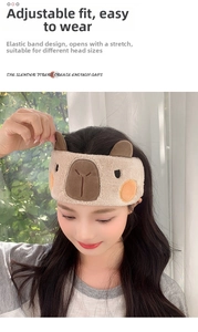 Détail du bandeau en peluche capybara montrant la texture douce et l'ajustement élastique