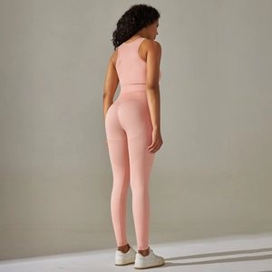 Détail de l'ensemble de yoga rose sans couture avec brassière dos nageur et legging taille haute