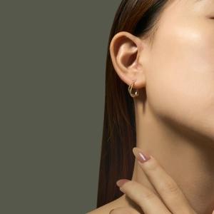 Minimalist s925 silver hoop earrings in two-tone gold and silver on female model