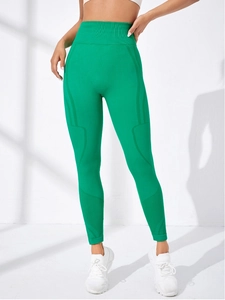 Détail du legging de yoga vert taille haute avec lignes de modelage ergonomiques