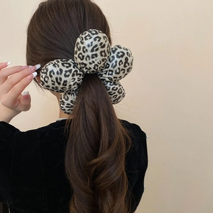Coletero de pelo con estampado de leopardo flor estilo vintage retro de tela mujer.