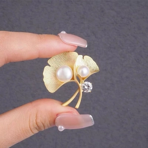 Broche élégante en feuille de ginkgo doré avec perles blanches et zircon en main