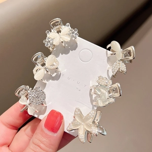 Detail of 6 mini claw clips set with white pearls, rhinestones and silver metal finish