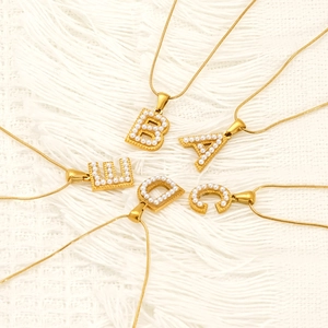Collier Pendentif Lettre Initiale Acier Inoxydable Plaqué Or 18K Avec Incrustation De Künstliche Perles Artificielles Chaîne Serpent