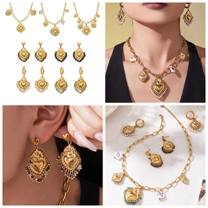 Vues détaillées des boucles d'oreilles à pompons en cœur et colliers avec perles d'or