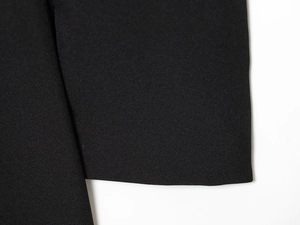 Gros plan sur les coutures fines et la texture du tissu d'une robe moulante noire