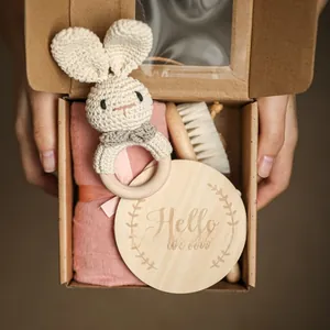 Set regalo per neonati con sonaglio a coniglio, mussola e spazzola in legno