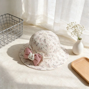 Chapeau de soleil floral pour bébé avec nœud rose et décoration lapin en coton