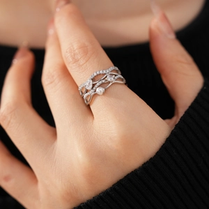 Detail eines 18k vergoldeten Mehrlagen-Rings mit Perlen und Zirkonia im Birnenschliff