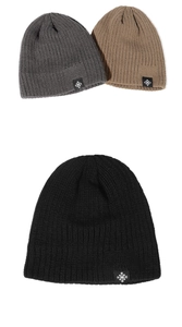 Détails de la maille et étiquettes flocon sur des bonnets noirs, gris et kaki