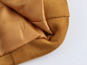 Détail du blazer en daim camel montrant les coutures de qualité et la doublure en satin