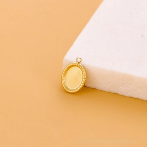Gros plan d'un support pendentif ovale doré avec bordure perlée pour bijoux DIY
