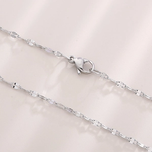 Macro-opname van zilveren titanium stalen lippenketting met karabijnsluiting detail