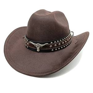 Detailansicht eines Western-Cowboyhuts mit silbernem Stierkopf und Lederband