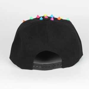Detailansicht der bunten Punk-Spikes auf der schwarzen Hip-Hop-Cap mit flachem Schirm