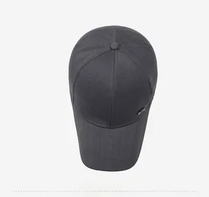 Vue de dessus de casquette de baseball gris foncé montrant la texture et l'emblème en métal