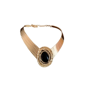 Collana girocollo vintage dorata con pendente ovale in pietra nera e finitura goffrata
