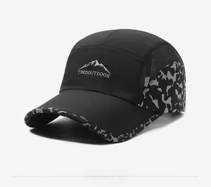 Détail du mesh camouflage gris sur le côté d'une casquette de plein air respirante