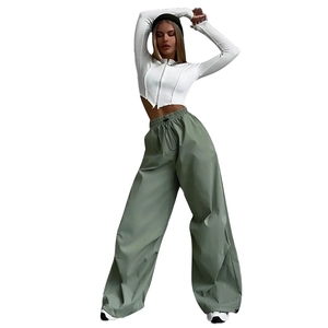Set donna con top corto bianco e pantaloni cargo verde militare in stile street wear