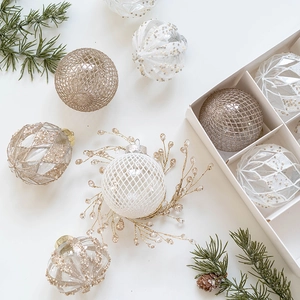 Lot de boules de Noël de 8 cm blanc champagne et or avec paillettes et motifs perlés