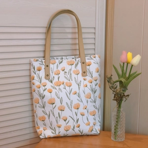 Grand sac cabas en toile à fleurs avec anses en cuir marron au style floral et élégant