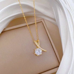 Vue détaillée du collier coeur doré avec zircons sur un support de soie blanche