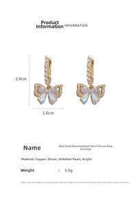 Dettaglio orecchini a fiocco con perle acriliche e zirconi, dimensioni 2,8cm x 1,6cm