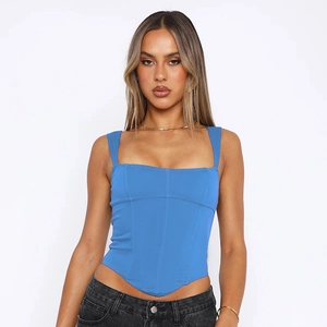 Vue détaillée de la coupe corset et des coutures de ce caraco bleu moulant pour femmes