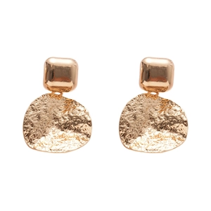 Boucles d'oreilles dorées géométriques avec pendentifs ronds martelés et clous carrés