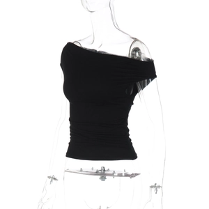 Dettaglio del top nero con spalle scoperte, design arricciato e tessuto elasticizzato