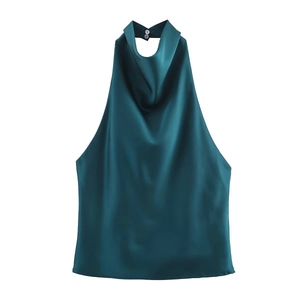 Détail du haut dos nu en satin vert foncé montrant le col drapé et la texture soyeuse