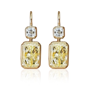 Elegante geometrische gouden oorbellen met grote gele rechthoekige edelstenen en kristallen