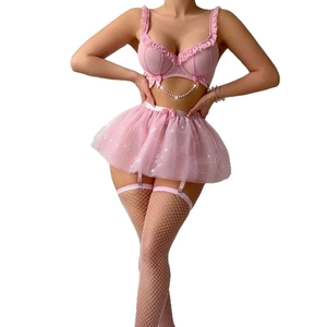 Ensemble lingerie rose en dentelle avec volants, jupe en tulle et bas résille blancs