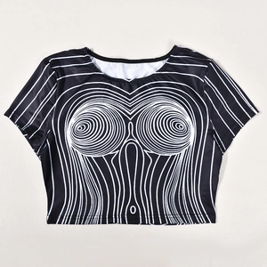 Détail du crop top avec motif de vagues abstraites noir et blanc et col rond classique
