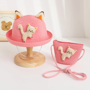Détail du chapeau de soleil rose avec oreilles de chat 3D et sac à bandoulière assorti fille