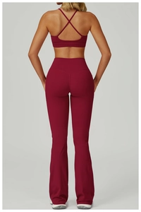 Vue arrière d'un ensemble de yoga bordeaux avec brassière croisée et legging évasé