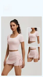 Ensemble de yoga rose avec haut à manches courtes croisé et jupe-short à cordon réglable