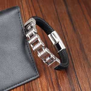 Bracelet homme style motard en chaîne acier inoxydable et cuir tressé noir avec fermoir aimanté