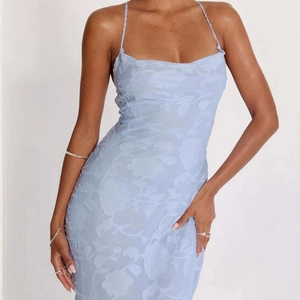 Robe bleu clair en jacquard à fleurs avec bretelles fines et coupe ajustée